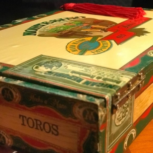 Montesano Green, Gold and Red Handmade Cigar Purse - Picture 7 of 8